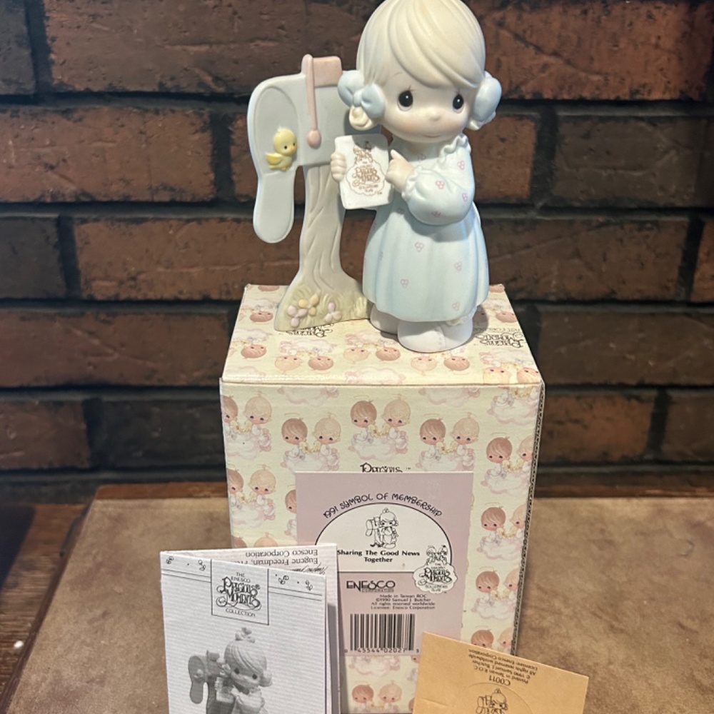 Precious Moments "Sharing The Good NewsTogether" Figurine  1990